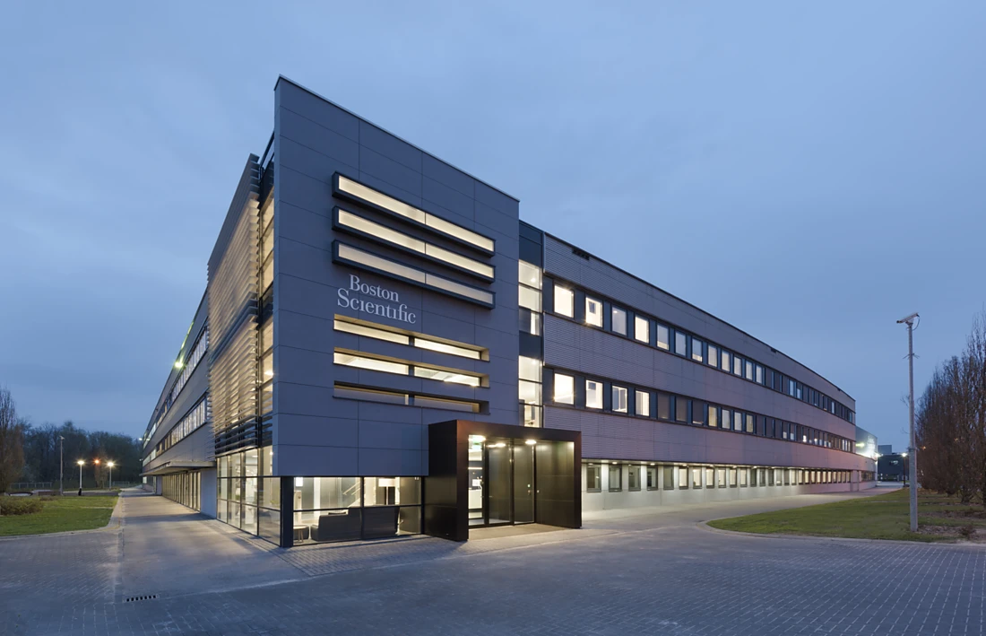 As the planners commented: "The light concept with Nimbus luminaires makes a decisive contribution to the building's sustainability. It earned a LEED certificate in silver." Photo: Roos Aldershoff<br />